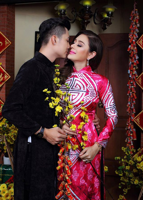 Lâm Khánh Chi vừa tung bộ ảnh bên chồng trẻ.