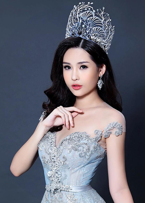 Lê Âu Ngân Anh trở thành tâm điểm của dư luận ngay khi vừa đội vương miện Hoa hậu Đại dương 2017.