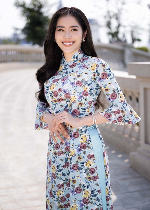 64 cô gái xuất sắc nhất Miss World Vietnam 2022 đã chuẩn bị sẵn sàng cho đêm chung khảo diễn ra vào ngày 24/4. Mới đây, ban tổ chức tung bộ ảnh áo dài của các thí sinh. Trong ảnh, Nam Em trông đầy rạng rỡ.