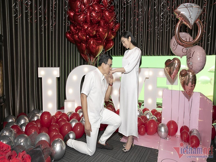 Tháng 4/2022, Hà Thanh Xuân được cầu hôn. Sau đám cưới, cô và Thắng Ngô hoàn tất thủ tục đăng ký kết hôn. Ảnh: Vietnamnet