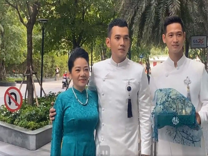 Lý Bình chụp ảnh bên mẹ đẻ. Ảnh: VTC