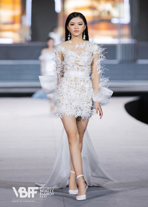Võ Thị Thương được khen ngợi về thần thái khi trình diễn thời trang.