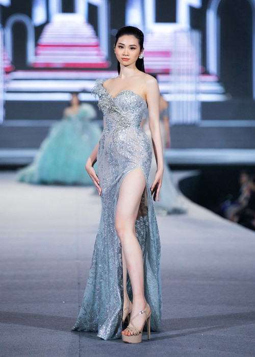 Thùy Linh sở hữu vóc dáng cân đối, gợi cảm.