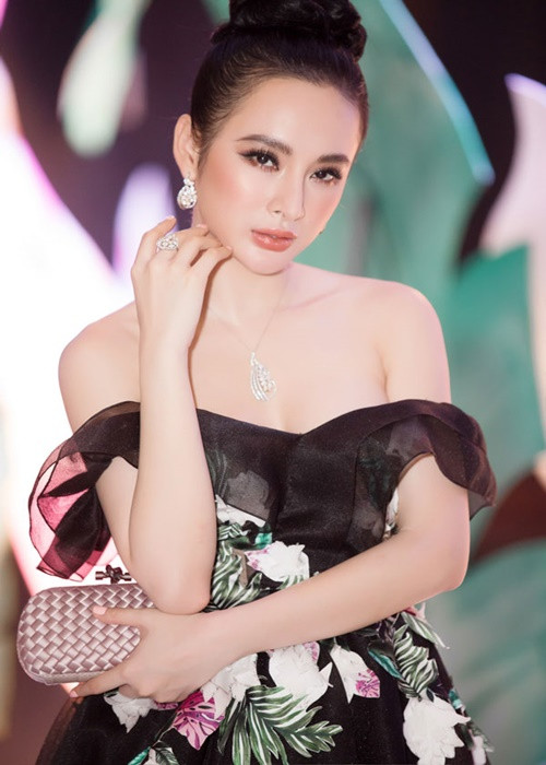 Năm 2017, xuất hiện trong một sự kiện thời trang, Angela Phương Trinh mặc váy hở vai, diện trang sức hơn 2,5 tỷ đồng. Ảnh: Vietnamnet