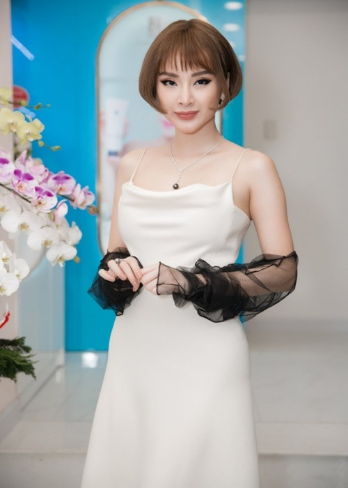 Người đẹp từng đeo bộ trang sức giá hơn 1,7 tỷ khi xuất hiện trước công chúng. Ảnh: Yan