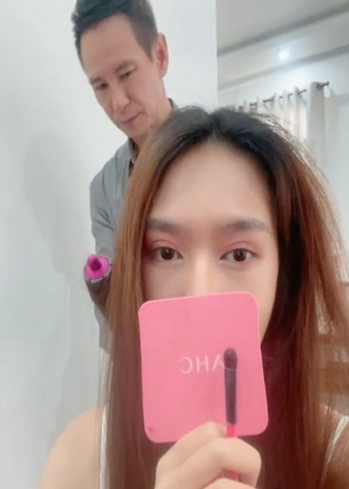 Gần đây, Lý Hải lần đầu làm tóc cho Minh Hà. Ảnh: Yan