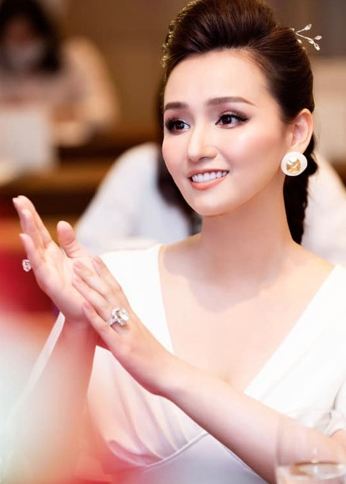 Theo Vietnamnet, tại buổi mắt phim “Chồng cũ, vợ cũ, người yêu cũ”, Lã Thanh Huyền đeo hai chiếc nhẫn kim cương: 1 chiếc giá 3,5 tỷ, chiếc còn lại giá 7 tỷ đồng.