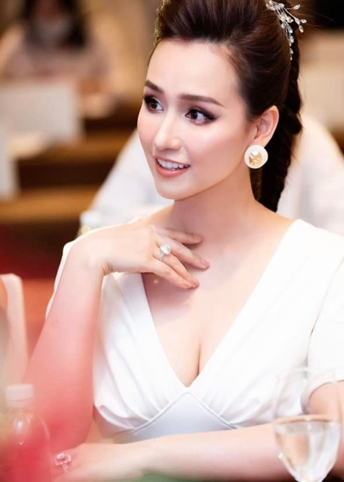 Việc Lã Thanh Huyền sở hữu nhẫn kim cương đắt giá không khiến nhiều người quá bất ngờ bởi cô là chủ tịch của một công ty kim cương.