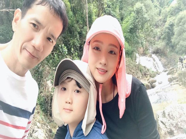 Năm 2021, trong cuộc phỏng vấn với Vietnamnet, Mỹ Duyên cho biết, cô chiều con, trong khi ông xã nghiêm khắc, muốn bé sớm tự tập. Ảnh: FBNV
