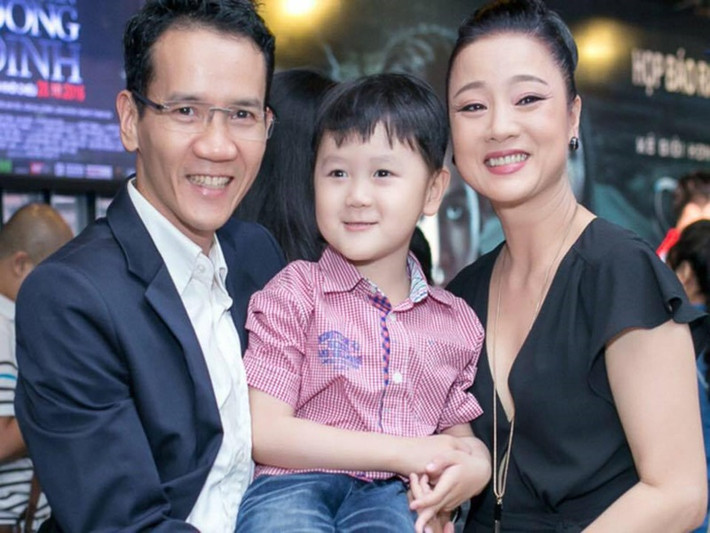 Chẳng hạn, trước đây Mỹ Duyên chưa bao giờ vào bếp nấu nướng và nghĩ việc ăn uống đơn giản rằng có tiền thì ra tiệm ăn cho xong. Ông xã của Mỹ Duyên lại có suy nghĩ khác. Anh chăm sóc vợ chu đáo, giỏi nấu nướng và rất xem trọng bữa ăn trong gia đình. Ảnh: FBNV