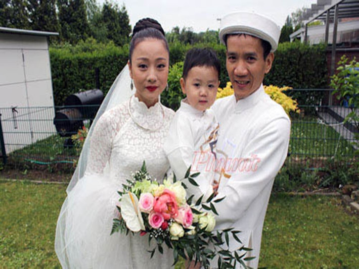 Ông xã của Mỹ Duyên chia sẻ trên, khi Mỹ Duyên mời làm MC một chương trình truyền hình, anh nhận thấy nữ diễn viên là người thật thà, bình dị, chân thành. Phải mất đến gần nửa năm theo đuổi và tìm hiểu, anh Công Phước chính thức chinh phục được trái tim của Mỹ Duyên. Năm 2012, Mỹ Duyên sinh con trai đầu lòng. 2 năm sau, vợ chồng cô tổ chức hôn lễ ở Đức. Ảnh: Phunuonline