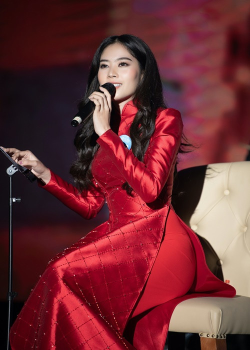 Nam Em trổ tài ca hát ở Người đẹp tài năng. Ảnh: Fanpage Miss World Vietnam