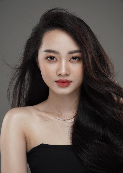 Như Quỳnh từng tham gia cuộc thi Hoa khôi Thủ đô 2019. Ở sân chơi này, cô đạt giải Người đẹp áo dài - Top 5 Hoa khôi Thủ đô.