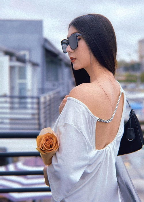 Cô thi thoảng chụp những bức hình thời trang.