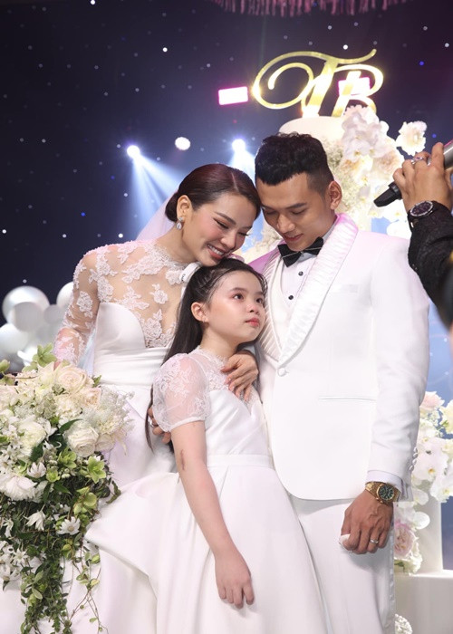 Trong đám cưới tối ngày 25/4, Phương Trinh Jolie - Lý Bình công khai con gái tên Mia, 9 tuổi. Ảnh: Dân Việt