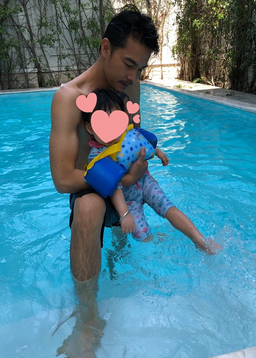 "Từ ngày em mê xem phim, ba đóng em mới chịu ăn cơm thì ba phải đi đóng nhiều phim để phục vụ em. Em yêu đàn chó, yêu đàn chim bồ câu thì ba lại phải mở rộng trang trại để phục vụ em. Nói chung yêu em nhất trên đời", Quách Ngọc Ngoan từng bày tỏ. Ảnh: FBNV
