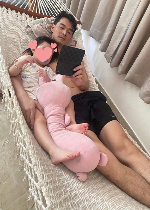 Quách Ngọc Ngoan khoe khoảnh khắc ru con ngủ. Ảnh: FBNV
