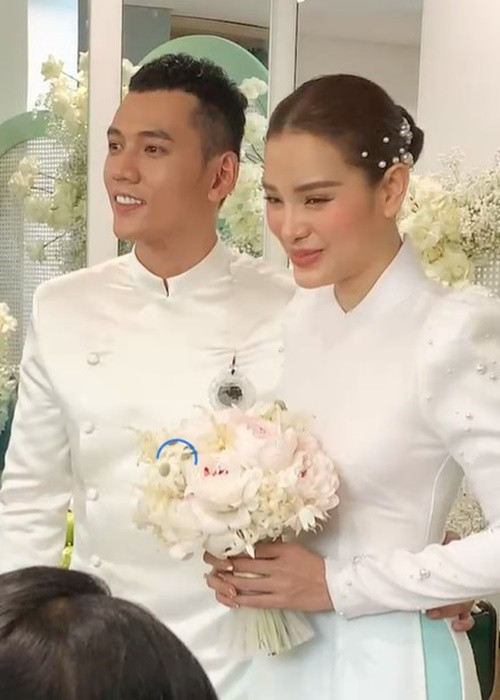 Phương Trinh Jolie - Lý Bình tổ chức hôn lễ vào ngày hôm nay (25/4). Đôi uyên ương diện áo dài trắng trong ngày trọng đại. Ảnh: Yeah1