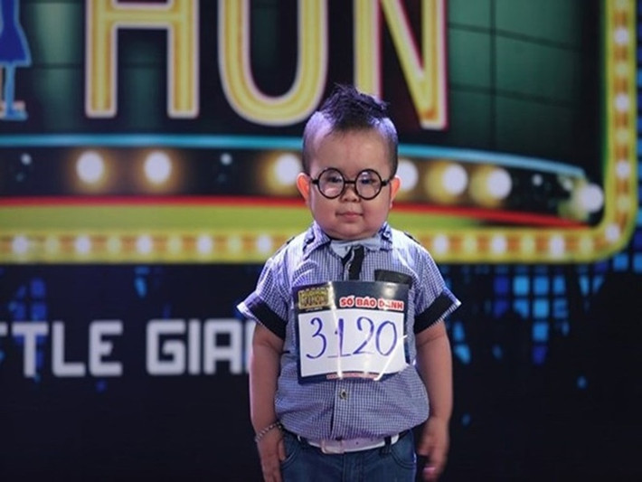 Ku Tin tên thật là Minh Hoàng, sinh năm 2011. Sở hữu gương mặt bầu bĩnh, đáng yêu cùng giọng hát hay, năm 2015, cậu nhóc "gây bão” với các clip cover những ca khúc miền Tây. Ảnh: Yan