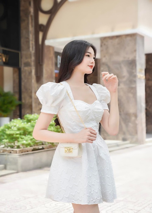 Gương mặt xinh đẹp của Bé Quyên gây ấn tượng với người đối diện. Ảnh: FBNV