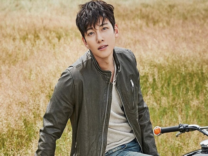 Bằng tuổi tài tử Lee Min Ho, Ji Chang Wook ra mắt trong vai trò diễn viên vào năm 2008. Anh từng đóng "Cười lên Donghae", "Hoàng hậu Ki", "Mật danh K2", "Cứu thế". Ảnh: VTV