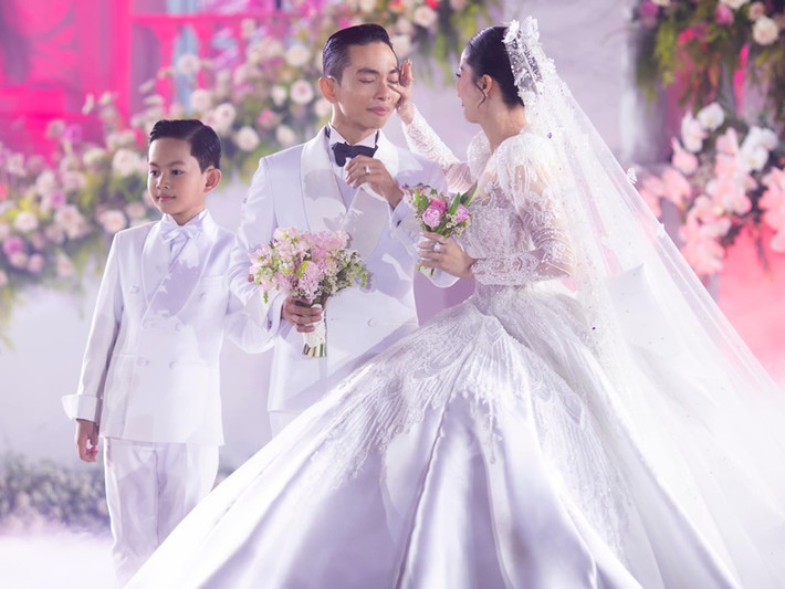 Dân Việt dẫn lời của nam kiện tướng dancesport chia sẻ với khách mời dự đám cưới: "Con số mười ba năm rất dài. Mọi người biết vì sao không? Chắc chắn tôi chưa bao giờ nói với Khánh Thi rằng tôi rất sợ khi chúng tôi đến với nhau mọi người lời ra tiếng vào rất nhiều. Tôi sợ nhất là mời đám cưới không ai đi. Chúng tôi bị rất nhiều người nói, có người lại rất ngưỡng mộ nhưng có những người rất ghét. Thời điểm đó gần như không một ai ủng hộ chúng tôi nên điều chúng tôi rất sợ đám cưới không có người. Nhưng hôm nay, đúng là không có chỗ ngồi. Tôi rất cảm ơn mọi người rất nhiều".