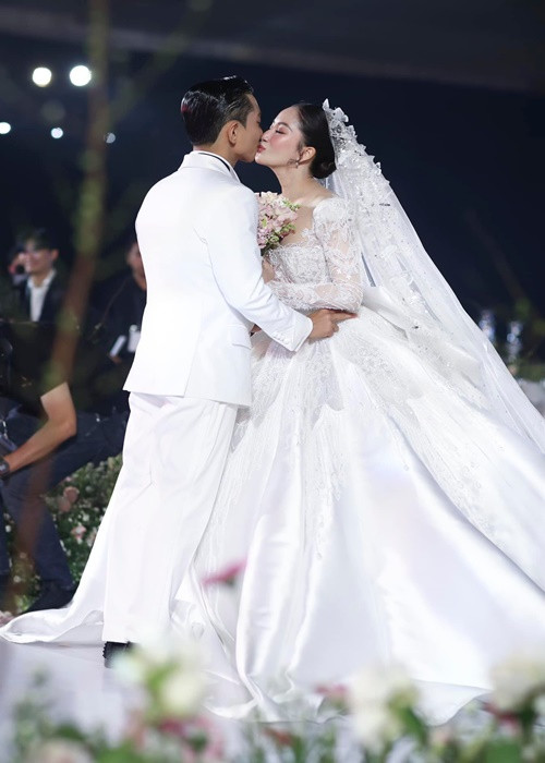 Còn Khánh Thi nhắn nhủ Phan Hiển: "Anh làm tổn thương em rất nhiều, em khóc rất nhiều. Nhưng tất cả những gì em yêu cầu, mong muốn, anh đều làm hết mọi thứ. Những lúc em buồn nhất anh đã luôn ở bên em, em chưa yêu một ai chiều em như anh. Ngày hôm nay em thật sự đã tìm thấy chồng mình rồi".
