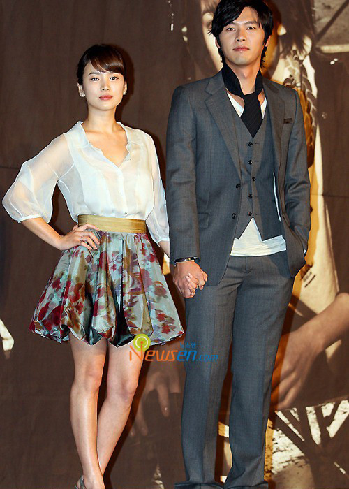 Song Hye Kyo thừa nhận hẹn hò Hyun Bin năm 2009. Sau 3 năm, cả hai chia tay. Chuyện tình của Song Hye Kyo và Hyun Bin tan vỡ được cho là vì áp lực của dư luận. Ảnh: Newsen