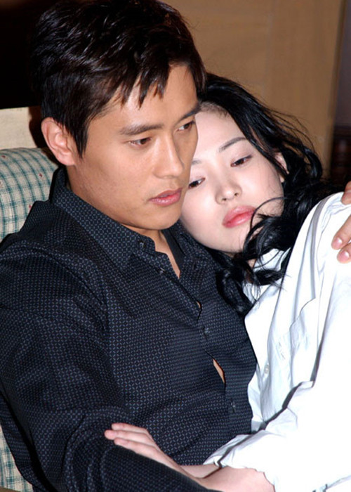 Lee Byung Hun được cho là mối tình đầu của Song Hye Kyo. Cả hai gặp và nảy sinh tình cảm khi đóng phim vào năm 2001. Sau 1 năm gắn bó, cặp đôi bất ngờ tuyên bố chia tay. Ảnh: Zing