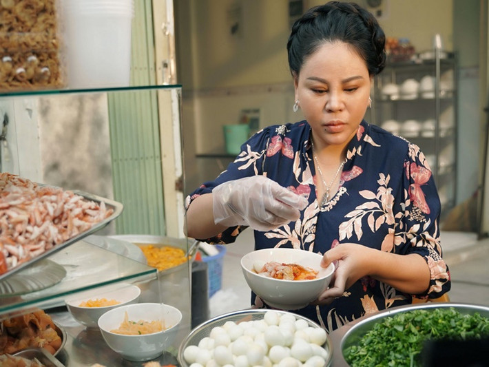 Trong “Nhà bà nữ”, Trấn Thành vào vai Phú Nhuận ở rể trong gia đình bà Nữ (Lê Giang đóng). Ảnh: Phụ nữ TP HCM