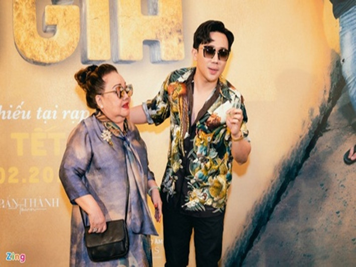 Nghệ sĩ Ngọc Giàu chia sẻ về mối thân tình với Trấn Thành trong buổi họp báo liveshow “Bình tĩnh sống” năm 2017: “Trấn Thành làm show ở đâu thì ở đó có má Giàu. Trấn Thành bây giờ đối với Ngọc Giàu là nhất vì Trấn Thành không chỉ là người thông minh, dễ thương mà lại là người đối xử với nghệ sĩ rất tử tế. Tử tế từ cái ăn, cái đi, cái đứng. Không theo má Giàu đi diễn thì thôi, theo đi đâu là cái gì cũng sẽ lo hết cho má và dành hết cho má, không đi cùng mà má đi với Anh Đức thì y rằng sẽ lại dặn dò Anh Đức là mày phải làm cái này cho má, giúp cái kia cho má… thì bảo sao tôi không yêu cho được. Tôi cũng không biết khi nào Trấn Thành mới bỏ má Giàu nhưng chắc chắn một điều rằng má Giàu thì không khi nào bỏ Trấn Thành”. Ảnh: Zing