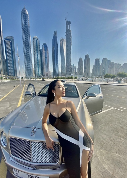 Trên Instagram, Kiko Chan liên tục đăng tải hình ảnh bên xe sang.