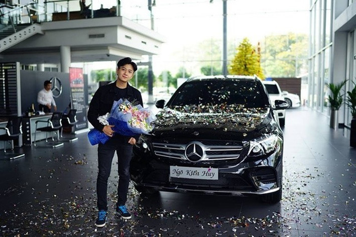 Nam ca sĩ sử dụng xe sang để di chuyển. Anh từng mua xế hộp Mercedes GLC 300 màu đen hơn 2 tỷ. Ảnh: Lao động