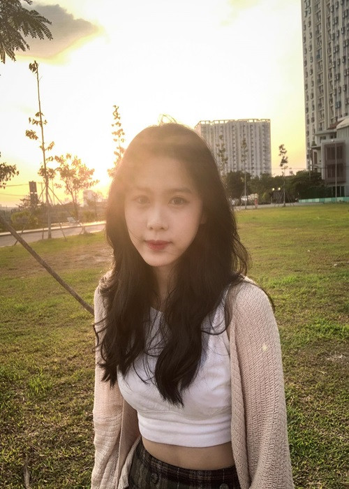 Không cần váy áo lộng lẫy, trang điểm cầu kỳ, Á hậu Ngọc Hằng vẫn thu hút người đối diện.