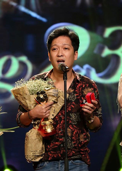 Tháng 1/2018, việc Trường Giang cầu hôn Nhã Phương khiến chương trình Mai vàng bị lố sóng vấp phải những ý kiến trái chiều. Bị chỉ trích, Trường Giang lên tiếng xin lỗi ban tổ chức Mai vàng, khán giả, MC Quý Bình cùng Vũ Cát Tường và Noo Phước Thịnh. Ảnh: Vietnamnet