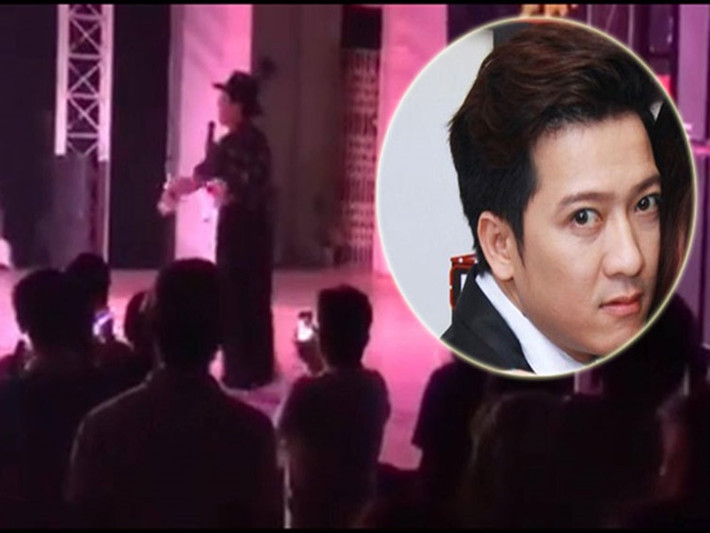 Trong một show diễn ở Tây Ninh vào tháng 2/2017, khi bị một số khán giả ném chai nước lên sân khấu, Trường Giang bỏ diễn. Một số khán giả khẳng định việc ném chai nước lên sân khấu hướng tới người lên tặng hoa chứ không phải Trường Giang. Ảnh: Saostar