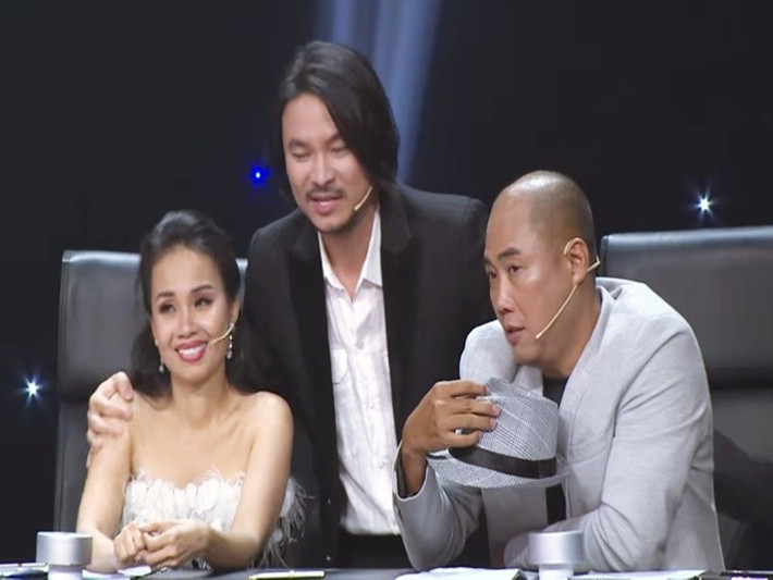 Mới đây, Cẩm Ly - nhạc sĩ Minh Vy đi quay chương trình Tuyệt đỉnh song ca 2022. Nhạc sĩ Minh Vy gây chú ý khi chia sẻ: "Bà xã bệnh, tôi nói: Chừng nào bà xã tôi về tới nhà khỏe, tôi cạo đầu". Ảnh: Người đưa tin