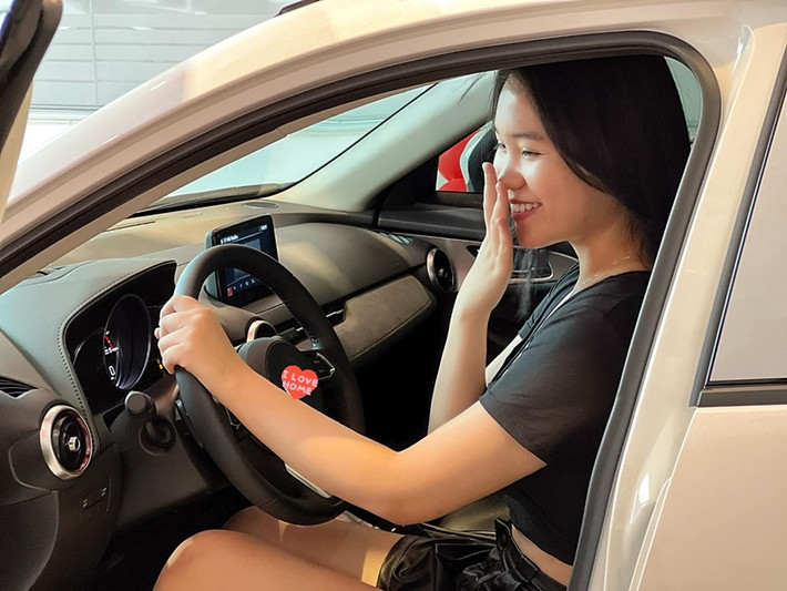 Sở hữu nhan sắc như hot girl, con gái của Trịnh Kim Chi được khuyên tham gia cuộc thi nhan sắc trong tương lai. Trịnh Kim Chi từng chia sẻ trong chương trình "Chuyện của sao", cô không hướng con nối nghiệp thi hoa hậu hay theo ngành nghệ thuật. Tuy nhiên, vợ chồng cô vẫn tôn trọng quyết định của con nếu Khánh Ngân yêu nghề và xả thân với nghề.
