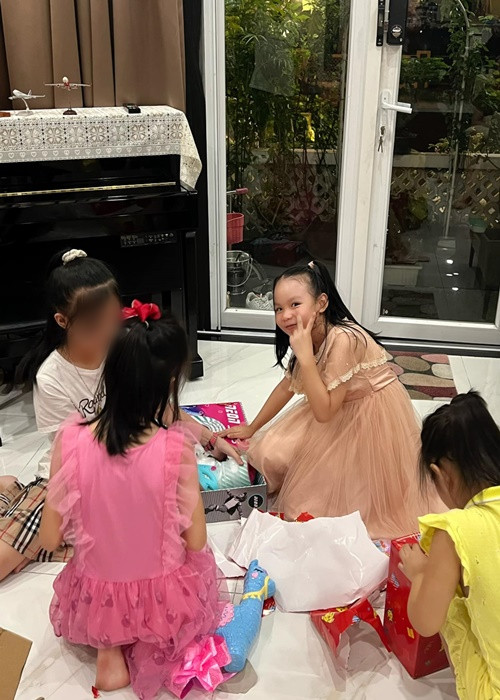 Khánh Vy hào hứng mở quà sinh nhật.