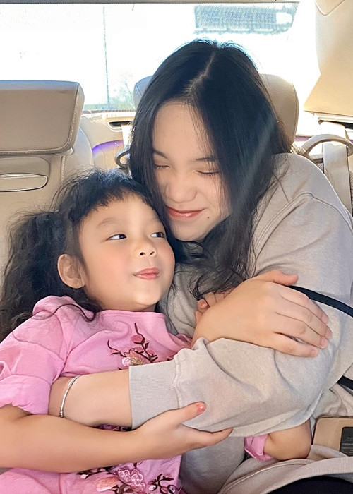 Hai con gái của Trịnh Kim Chi quấn quýt nhau.