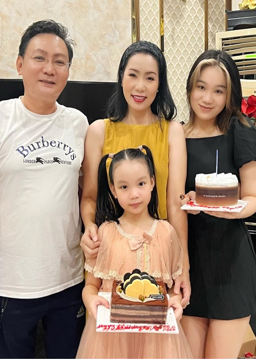 Trên trang cá nhân, Trịnh Kim Chi vừa đăng tải loạt ảnh tiệc sinh nhật đơn giản tại nhà của hai cô con gái Khánh Ngân và Khánh Vy.