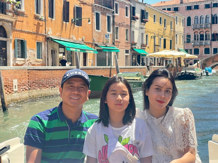 Gần đây, nam nhạc sĩ cùng vợ và con gái có chuyến đi ở Tây Ban Nha.