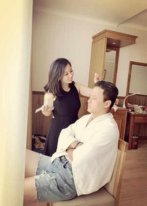 Anh Đào chăm sóc Hồng Đăng từ bữa ăn, giấc ngủ đến ngoại hình. Trong ảnh, Anh Đào tự tay nhuộm tóc cho Hồng Đăng. Ảnh: FBNV