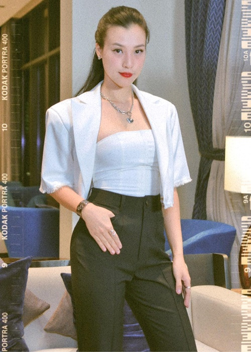 Hoàng Oanh có khi lại lựa chọn phong cách trẻ trung, cá tính.