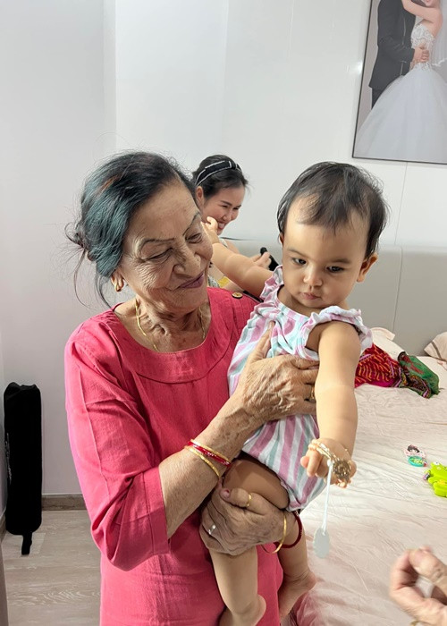 Mẹ chồng của nữ ca sĩ vui mừng khi lần đầu tiên bế cháu nội trên tay.