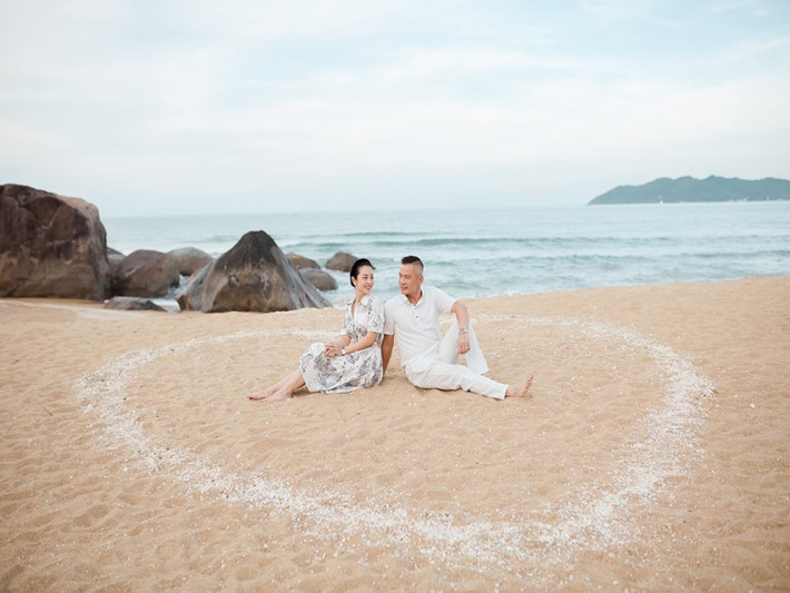 Vợ chồng Jennifer Phạm có những khoảnh khắc lãng mạn trong chuyến nghỉ dưỡng mới đây.