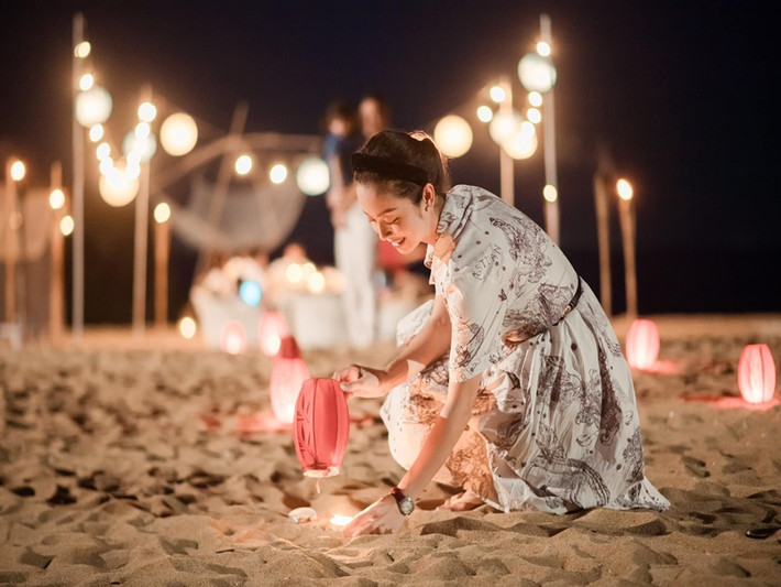 Jennifer Phạm tâm sự khi đón tuổi mới: "Sinh nhật ở một nơi rất xa cùng các tình yêu của em. Một bữa tiệc thật ấm cúng, đầy ấp những tiếng cười với không gian quá tuyệt vời giữa núi trời và biển khơi. Chào đón một tuổi mới thật vui tươi, rực rỡ, hạnh phúc và tràn ngập yêu thương".