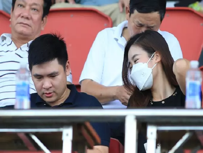 Gần đây, Mỹ Linh và Vinh Quang gây chú ý ngồi cạnh nhau trên khán đài xem bóng đá. Ảnh: Vietnamnet