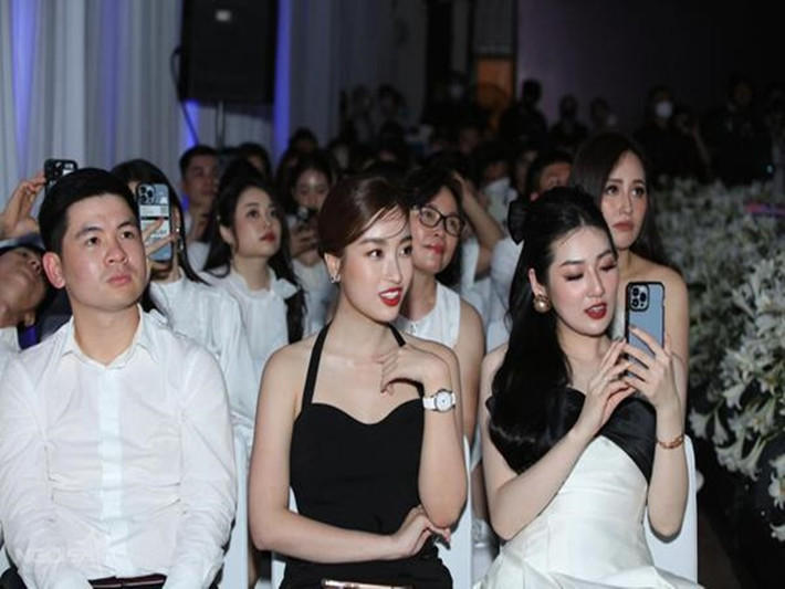 Theo Ngôi sao, khi chương trình kết thúc, Mỹ Linh và Vinh Quang nhanh chóng lần lượt ra về. Ảnh: Gia đình và xã hội
