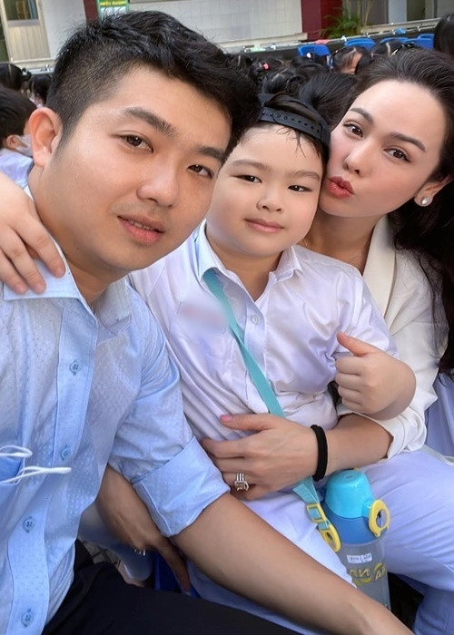 Khi một cư dân mạng để lại bình luận mong Nhật Kim Anh và chồng cũ quay lại vì con trai, nữ diễn viên cho hay: "Dạ như vậy là đủ vui và hạnh phúc, hòa bình rồi ạ, nhiều khi hàn gắn lại không được vậy đâu ạ”. Từ khi ly hôn, Nhật Kim Anh và Bửu Lộc từng liên tục ra tòa để giành quyền nuôi con.